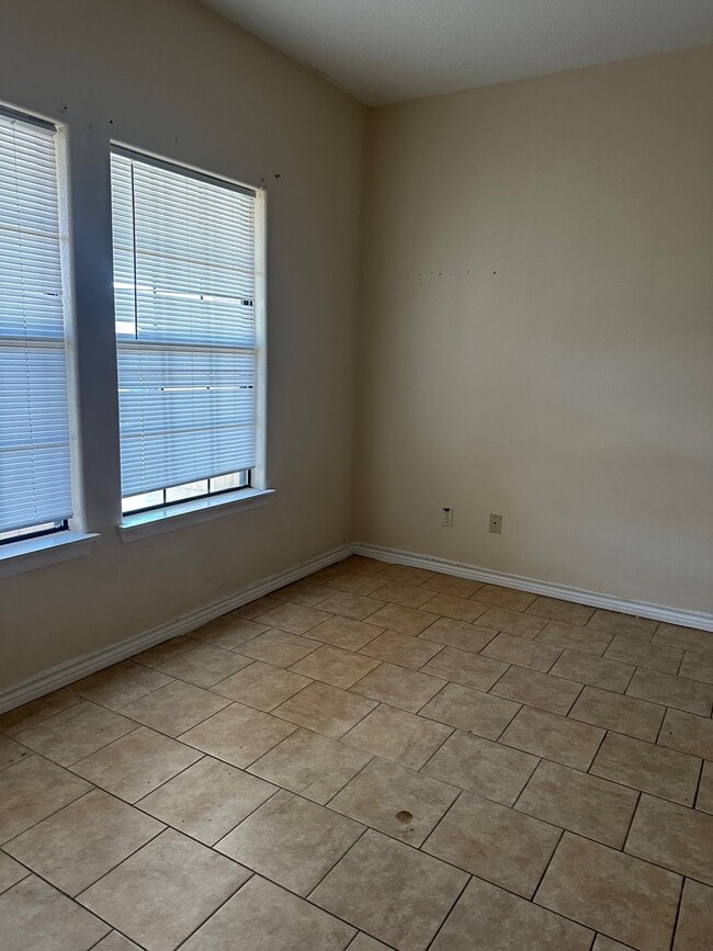 Building Photo - 107 Oak Park Dr