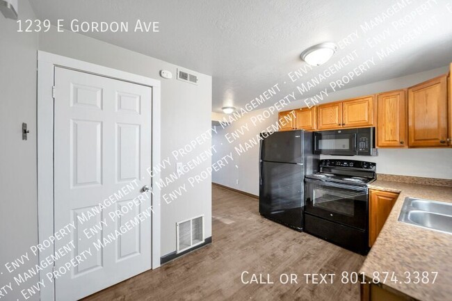 Building Photo - Cozy 2 Bed, 1 Bath Pet-Friendly Home with ...