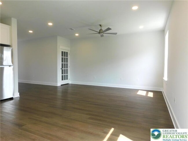 Building Photo - 1674 Best Pl