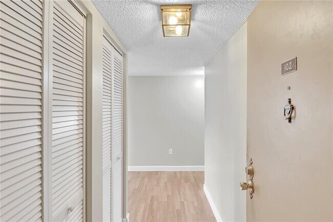 Building Photo - 4176 Inverrary Dr