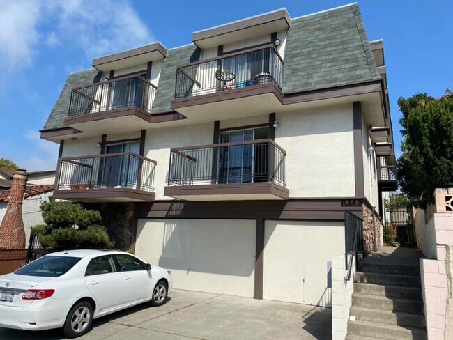 Building Photo - 421 Kains Ave