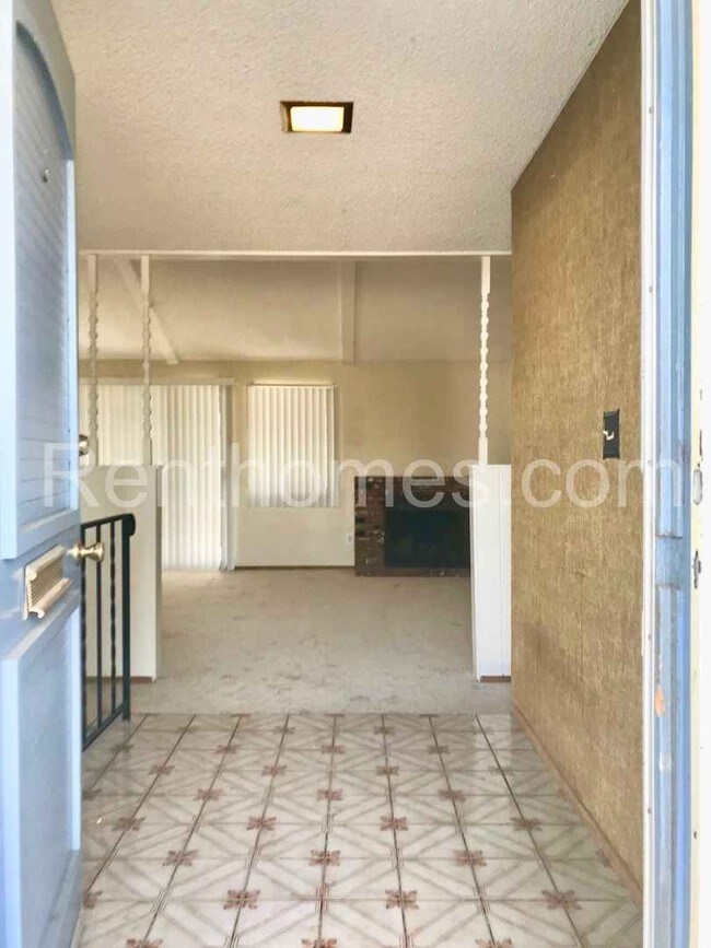 Building Photo - 600 Mariposa Cir