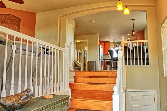 Building Photo - 3 bed 2.5 bath 2 car garage Meadows End un...