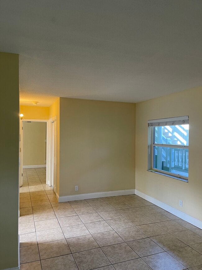 Comedor con vistas al dormitorio - 300 SW 16th Ct