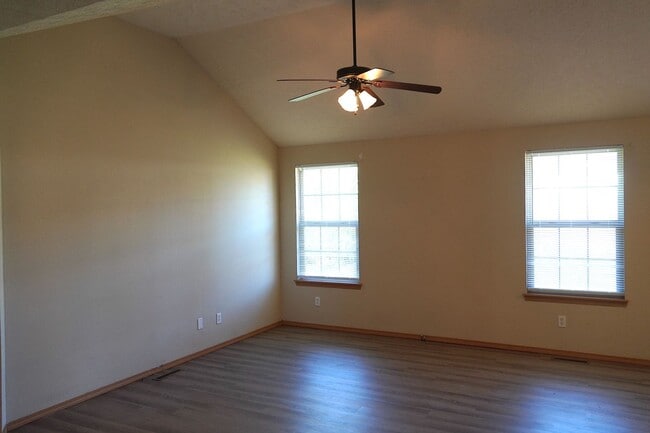 Building Photo - 3-Bed, 2-Bath Home for Rent in East Republ...