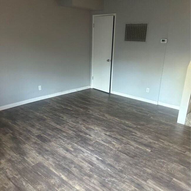 Foto del edificio - 2440 Almandor Cir