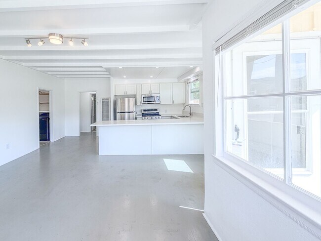 Building Photo - 2 Bed 1 Bath Beach House | Inboard | Silve...
