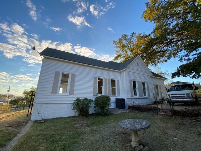 Building Photo - Oak House