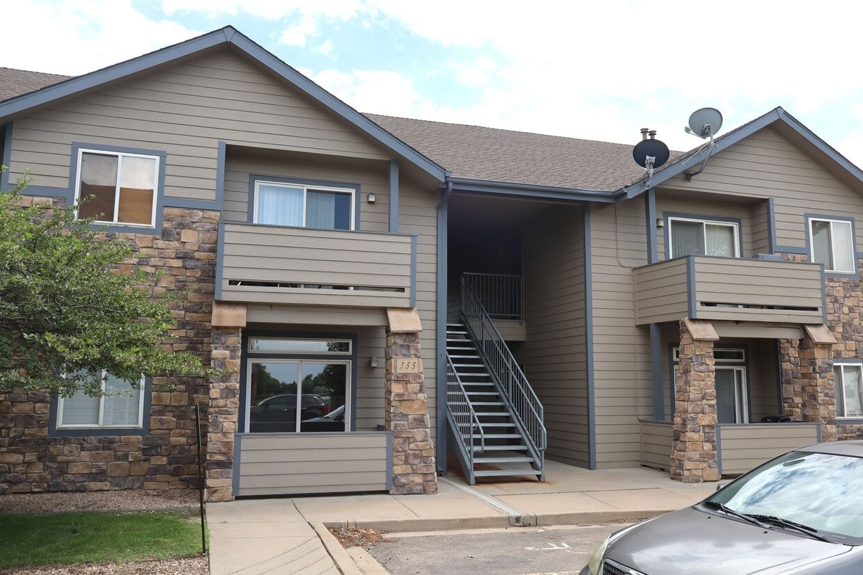 Primary Photo - Enjoy Windsor Living: Bright Condo Near Tr...