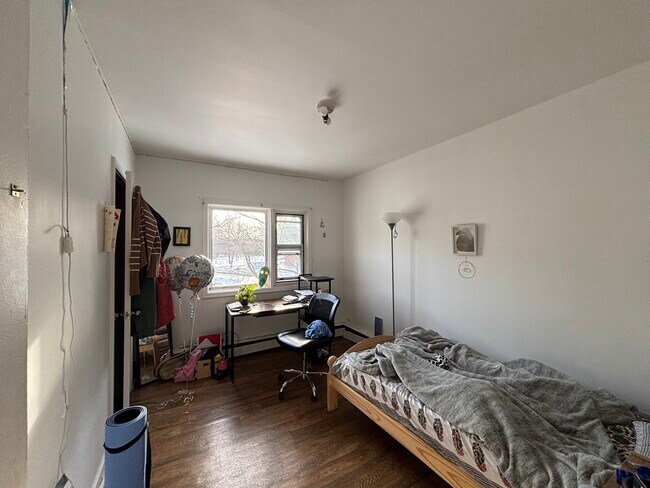 Photo du bâtiment - 2 Bedroom Apartment for Rent