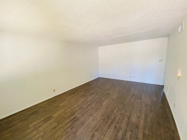 Building Photo - 50-52 Shoreline Cir