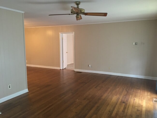 Building Photo - Lovely East Memphis home offering 2brs/1ba...