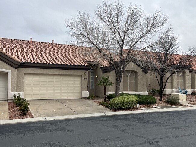 Foto del edificio - Lovely Gated Townhome Single Story Community.