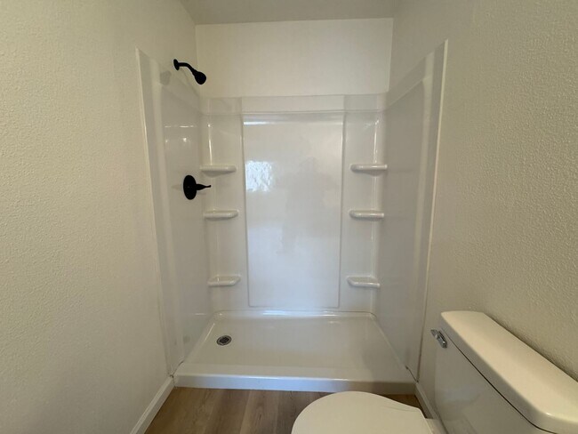 Foto del edificio - Completely Remodeled Three Bed, Two Bath D...