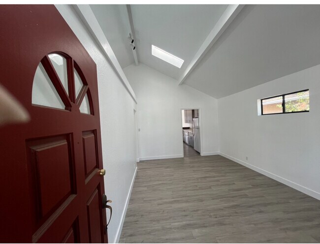 Family / Main Room - 1168 KING ST