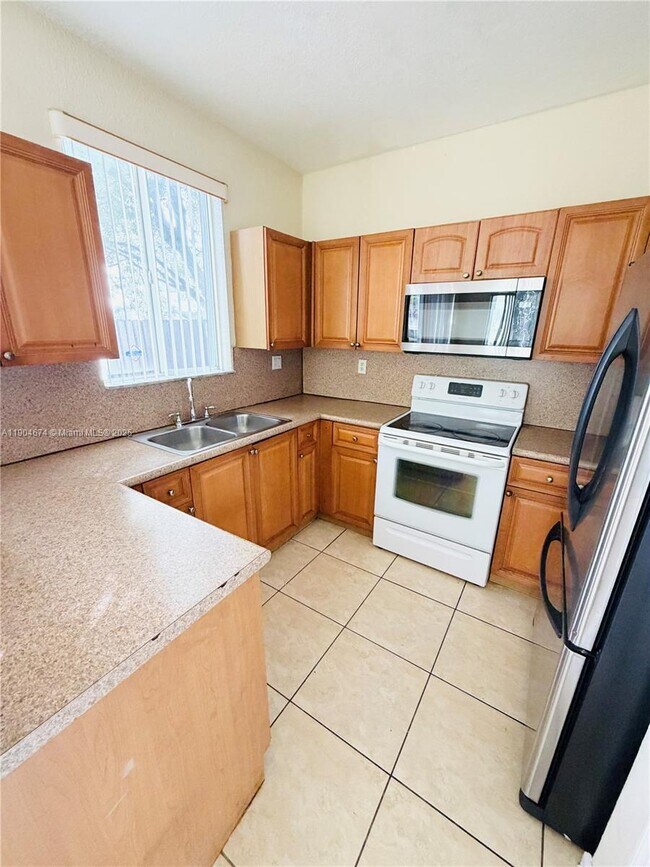 Building Photo - 2505 SE 14th Ave