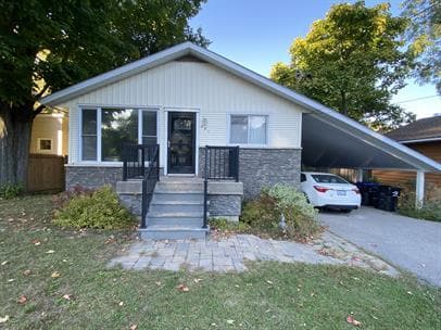 Building Photo - Cozy 2-Bedroom Lower Unit in Central Locat...