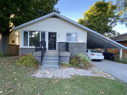 Photo du bâtiment - Cozy 2-Bedroom Lower Unit in Central Locat...