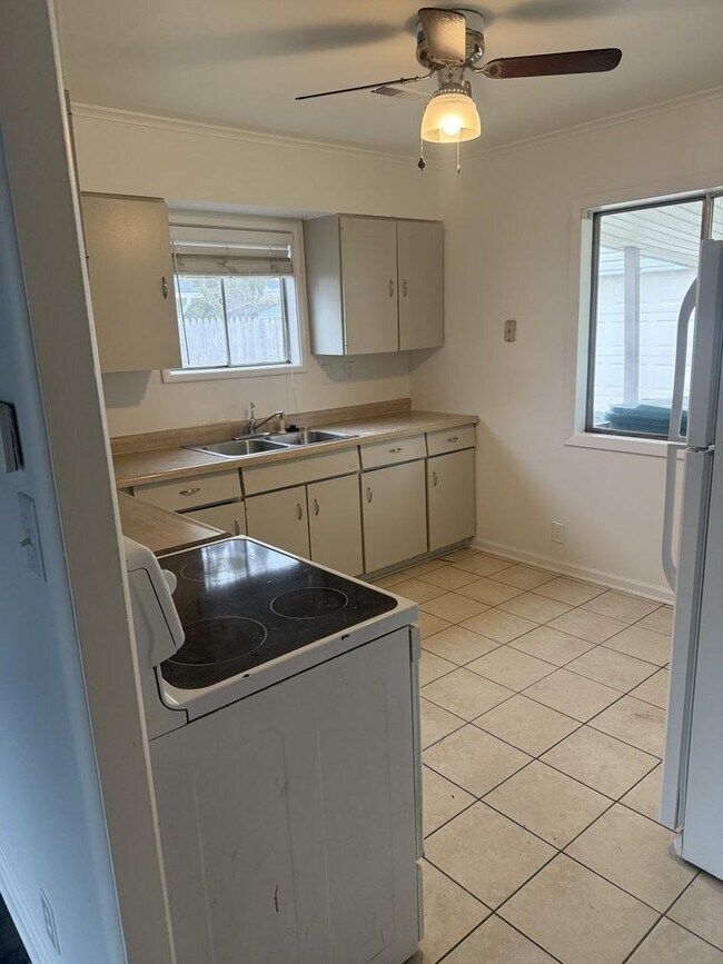 Building Photo - 684 Saratoga Ave