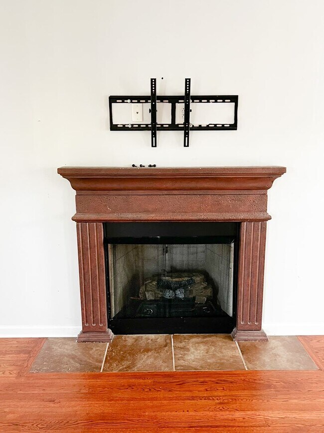 Building Photo - 3 Bedroom 2 Bathroom home in well establis...