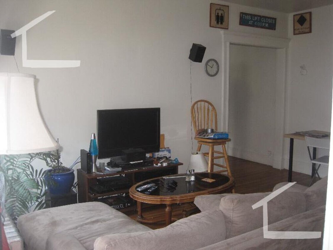 Building Photo - Charming 2 Bedroom-No Broker Fee