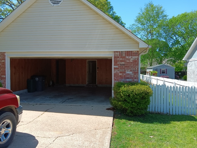 Building Photo - 103 Live Oak Dr
