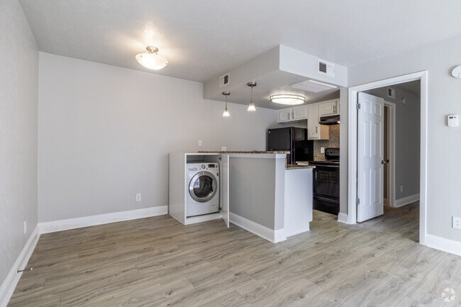 1BR, 1BA - A2R - Dining/Kitchen - Waterford at Bellmar