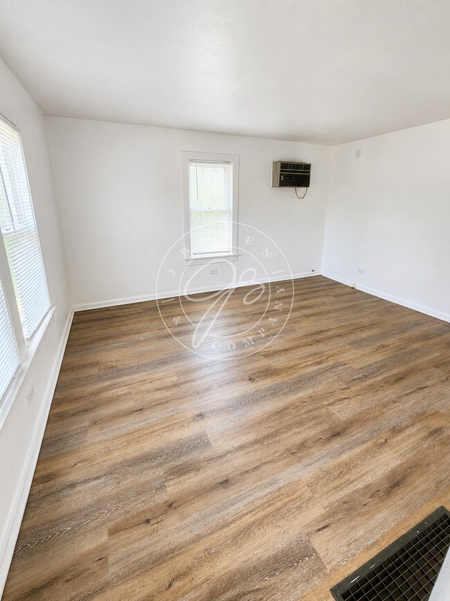 Foto del edificio - Updated West Toledo Upper unit! 2 Bedroom – Water Included!