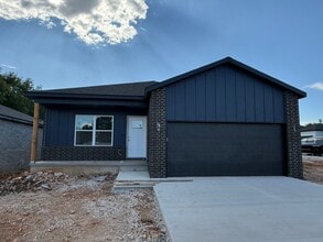 Building Photo - 4940 W Minota St