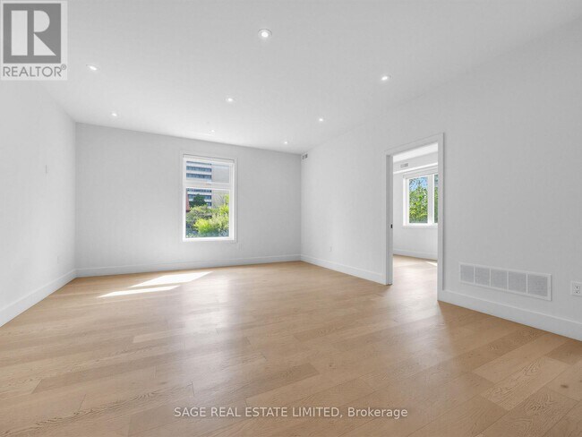 Photo du bâtiment - 909 Castlefield Ave