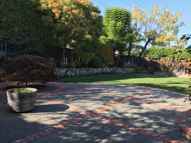 Building Photo - 302 Madrone Ave