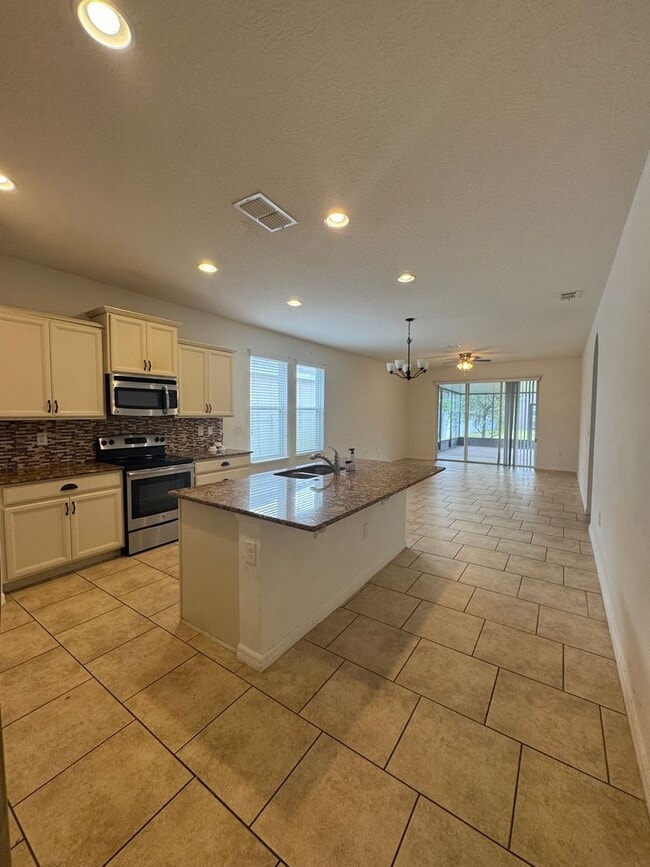 Building Photo - SPACIOUS 4BR/2BA IN THE SAINT CLOUD AREA