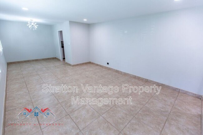 Building Photo - 1320 E Palo Verde Dr