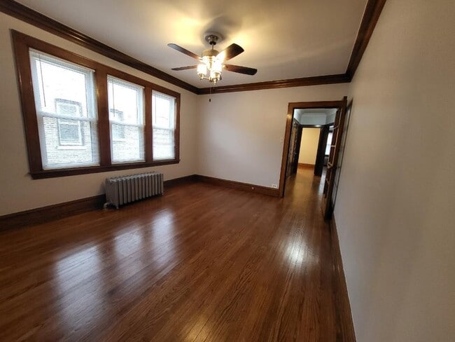 Building Photo - 5112 W Sunnyside Ave