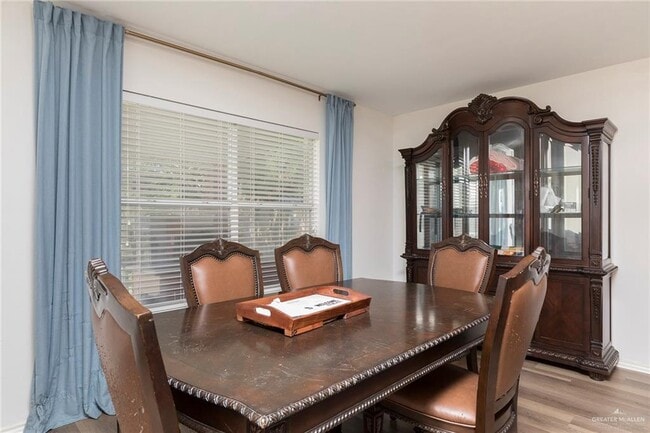 Building Photo - 209 W Rodeo Dr