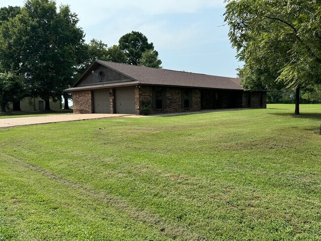 Building Photo - 4BR, 3BA over 2083 sq' & 2 car garage