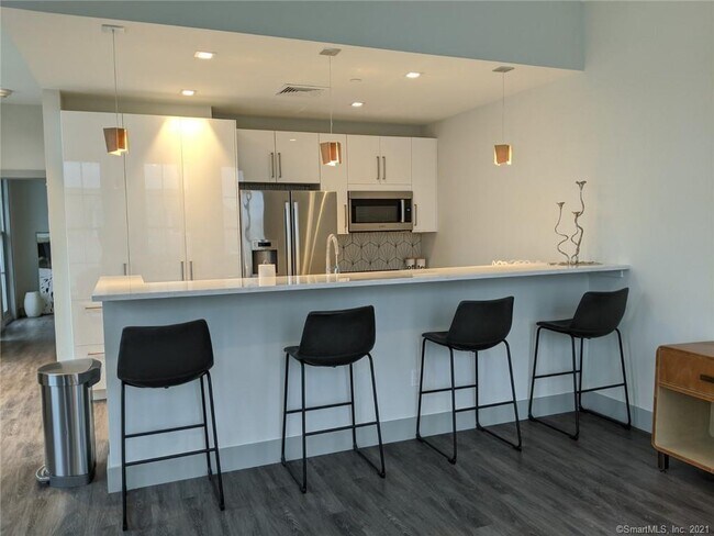 Building Photo - 33 Elm St