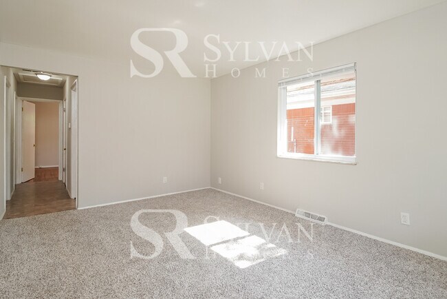 Building Photo - Discover Your Sanctuary in Vibrant Toledo