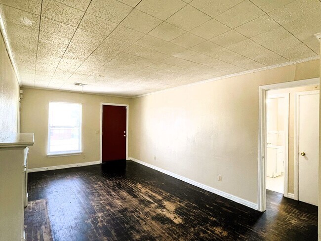 Building Photo - Charming 3 Bed Brick Home Conveniently loc...