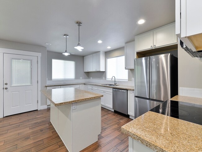Building Photo - Spectacular 4 Bed/2.5 Bath with 2 Car Gara...