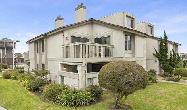 Building Photo - charming one-bedroom, one-bath retreat nestled in a serene beachside community