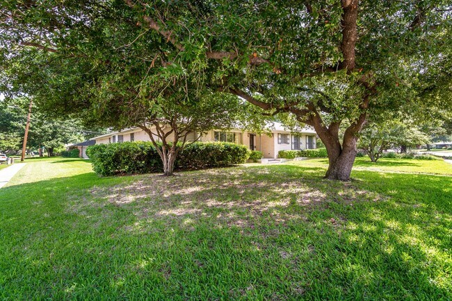 Building Photo - Charming 4-Bed, 2.5-Bath home in University Terrace!