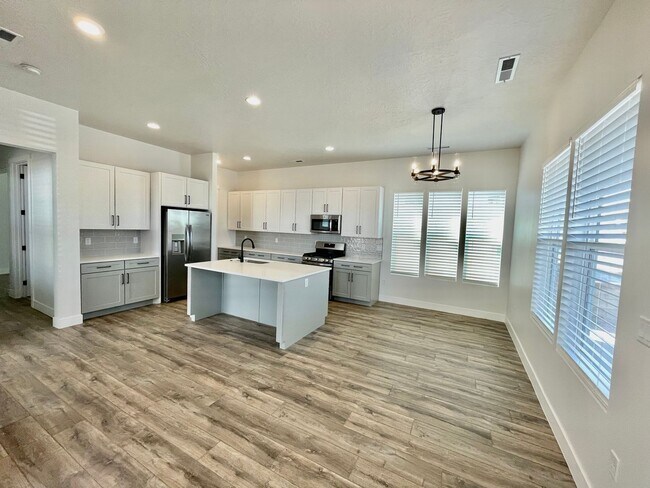 Foto del edificio - Like New! Three Bedroom Home in Desert Color