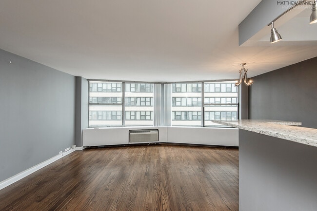 Building Photo - 5757 N Sheridan Rd