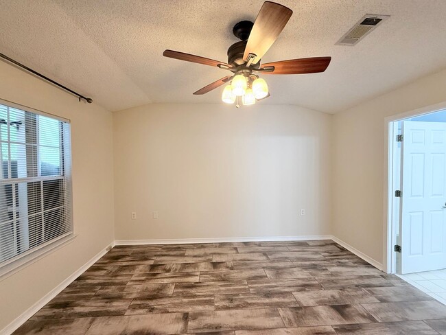 Building Photo - 3-Bedroom Duplex