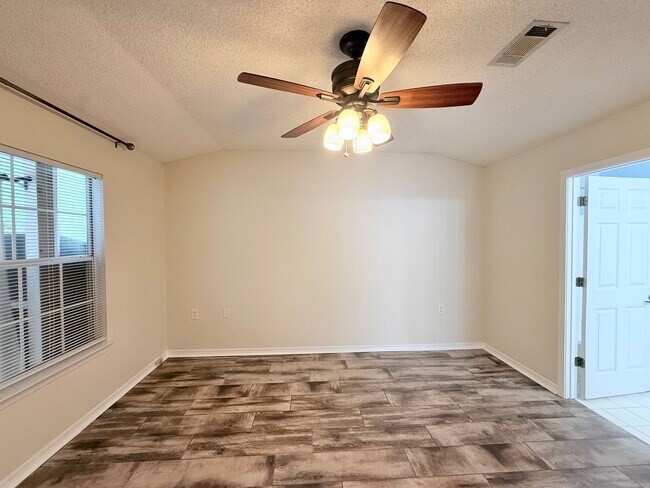 Foto del edificio - 3-Bedroom Duplex