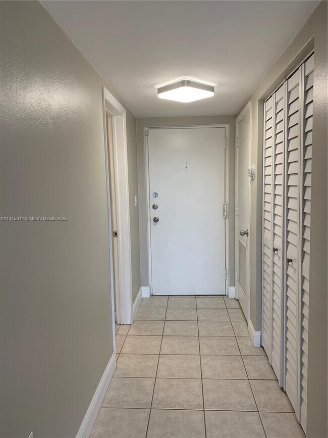 Foto del edificio - 7440 Miami Lakes Dr