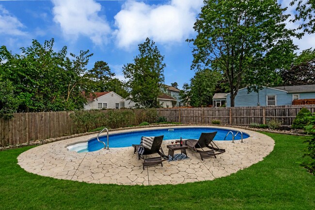 Foto del edificio - 3BR Ranch with In-Ground Pool & Garage in Toms River