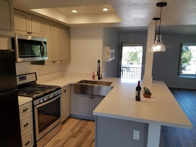 Foto del edificio - 13722 Red Hill Ave