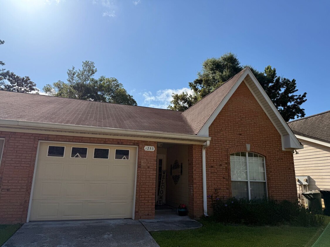 Foto principal - Townhome in Villages Of Maclay